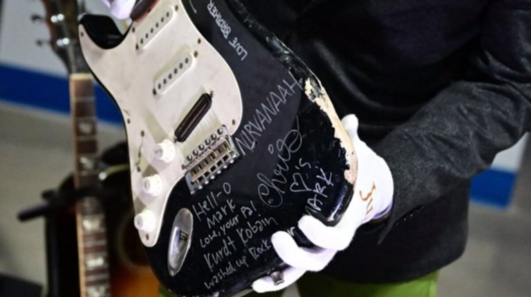 Subastaron una guitarra destrozada de Kurt Cobain por casi US$600 mil