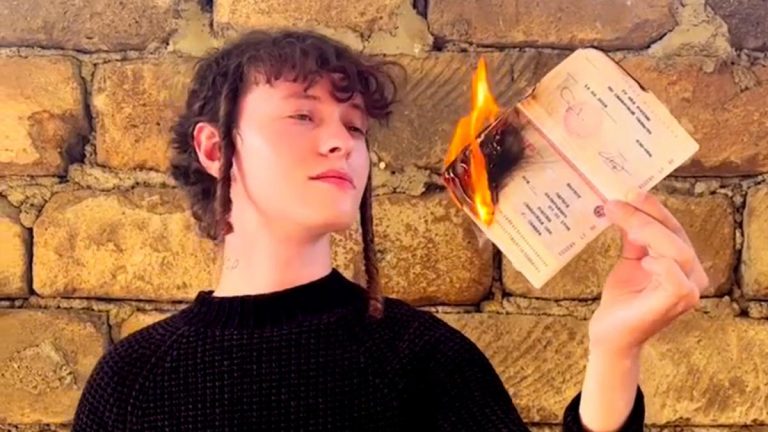 Un cantante ruso fue detenido por quemar su pasaporte para protestar por la guerra