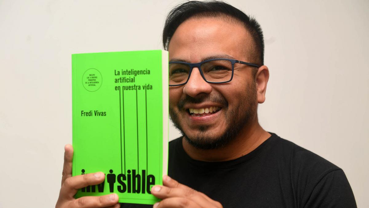 Fredi Vivas, emprendedor y tecnólogo que lleva más de 15 años trabajando con desarrollos de IA, plantea en su nuevo libro "Invisible", diferentes reflexiones sobre el impacto ético de los algoritmos