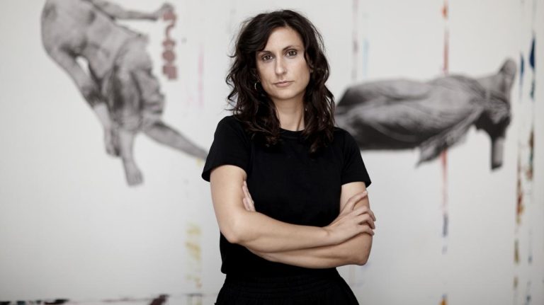 Luciana Pinchiero desafía el estereotipo femenino con collages Queer en Nueva York