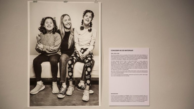 Una muestra fotográfica rescata historias de adopción y diversidad