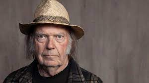 Neil Young y un viaje a través del tiempo en modo acústico