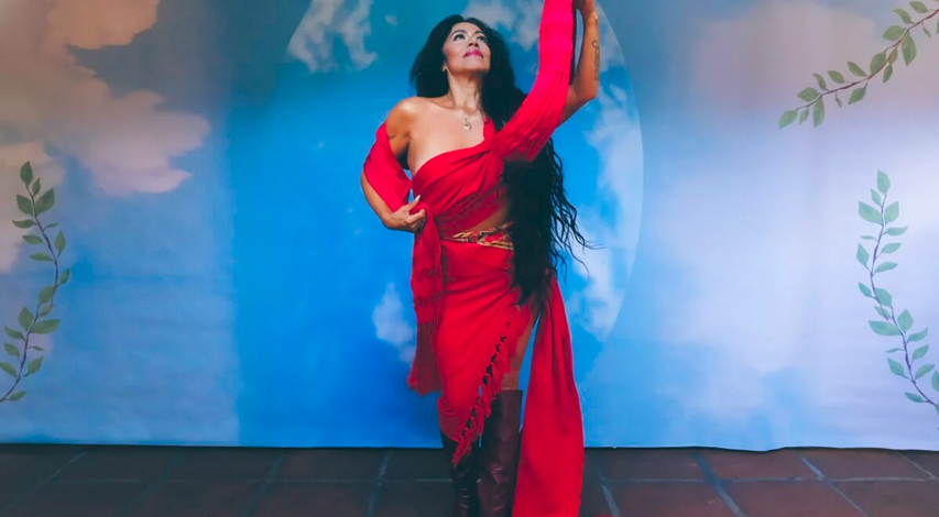 Lila Downs estrena “Cambias mi Mundo” Renovación artística, fusión de géneros, legado mexicano.