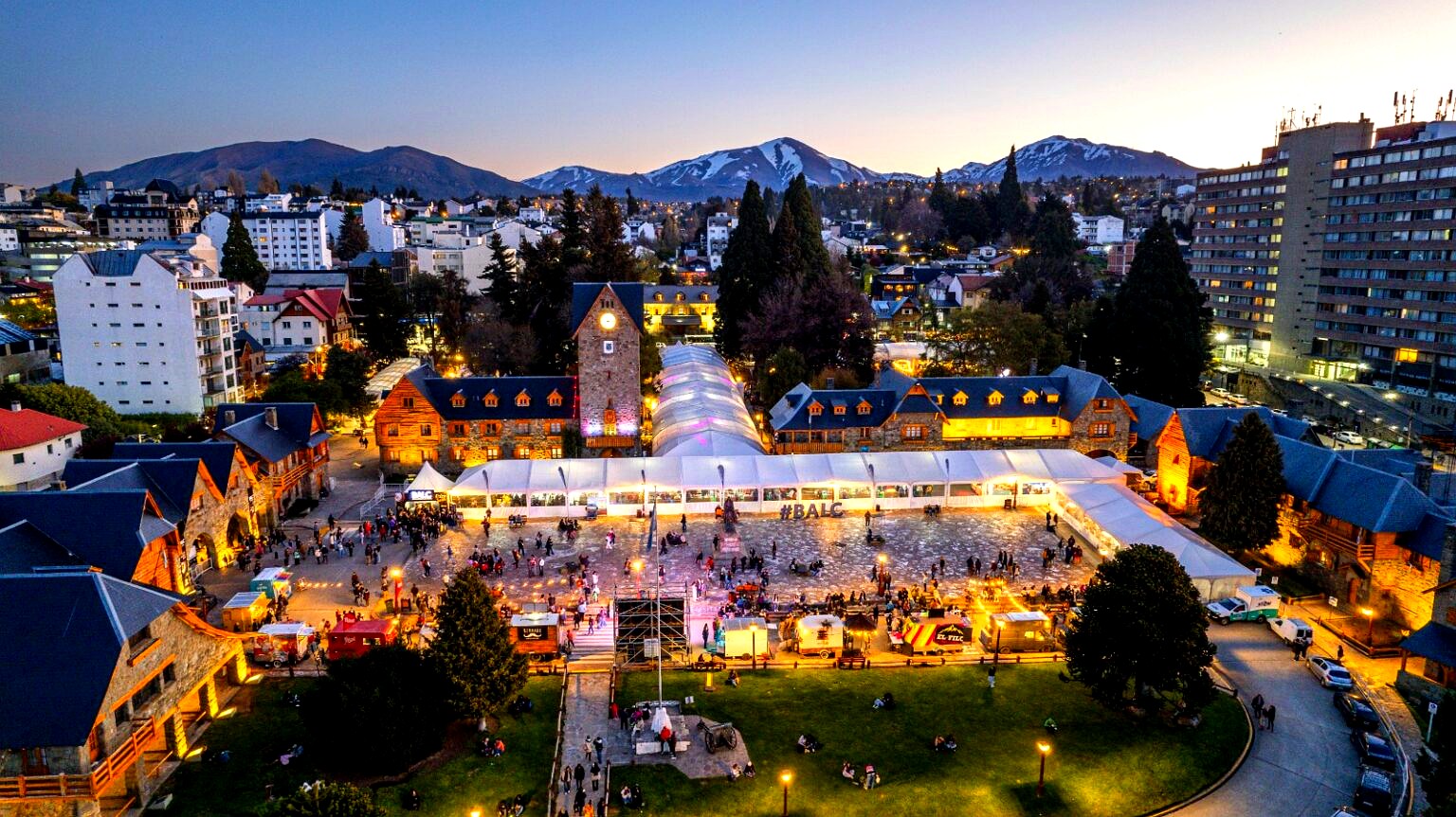 Cine y gastronomía en Bariloche a la Carta: el Centro Cívico iluminado al anochecer