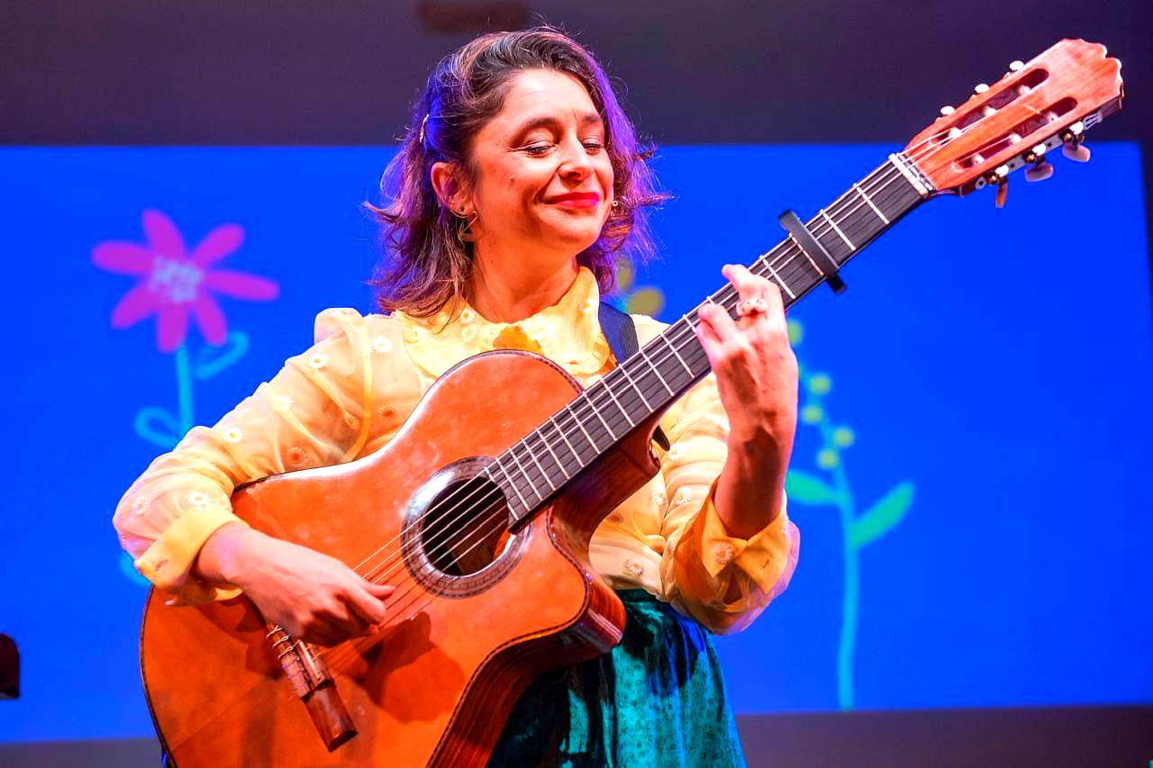 Laura Migliorisi, cantante que presenta en Esquel su homenaje a María Elena Walsh.