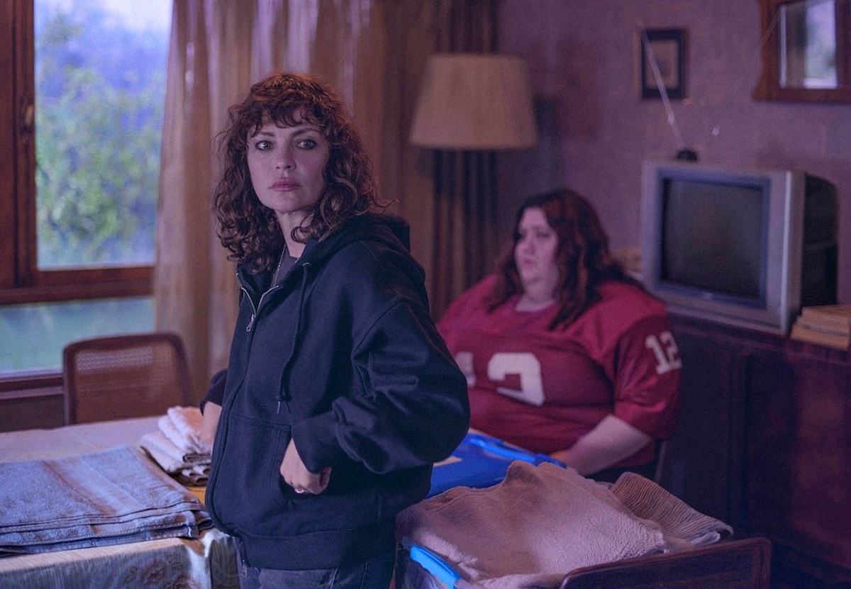 Dolores Fonzi, como Carolina, junto a Carolina Álvarez en Mis muertos tristes.