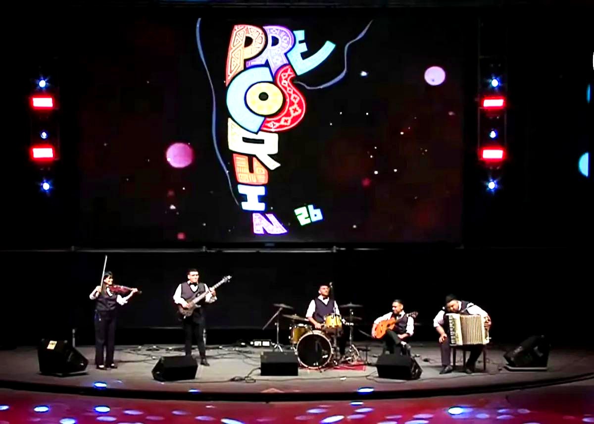 Pre-Cosquín 2027: conjunto instrumental en el escenario del certamen