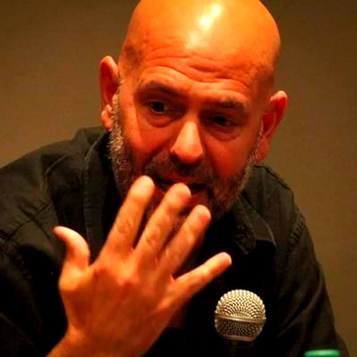 Santiago Rey, durante una charla sobre periodismo narrativo en Bariloche.