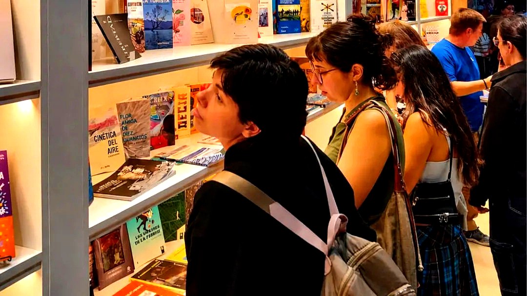 Agenda cultural patagónica: lectores recorren los stands de una feria del libro