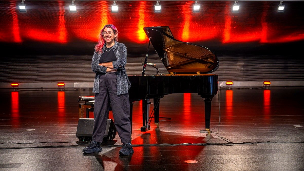 Noelia Sinkunas junto al piano en un escenario