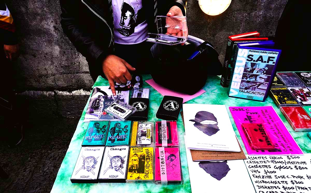 Puesto de un sello independiente con casetes en la Cassette Week