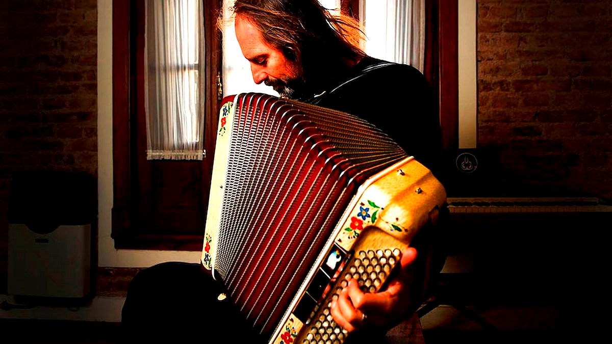 Chango Spasiuk tocando el acordeón