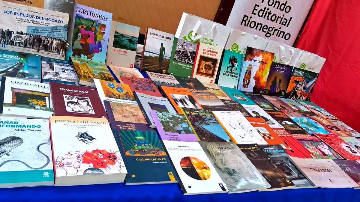 Mesa de libros del Fondo Editorial Rionegrino