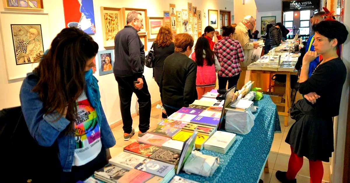 Ferias del libro en Río Negro: lectores recorren la feria municipal de Viedma