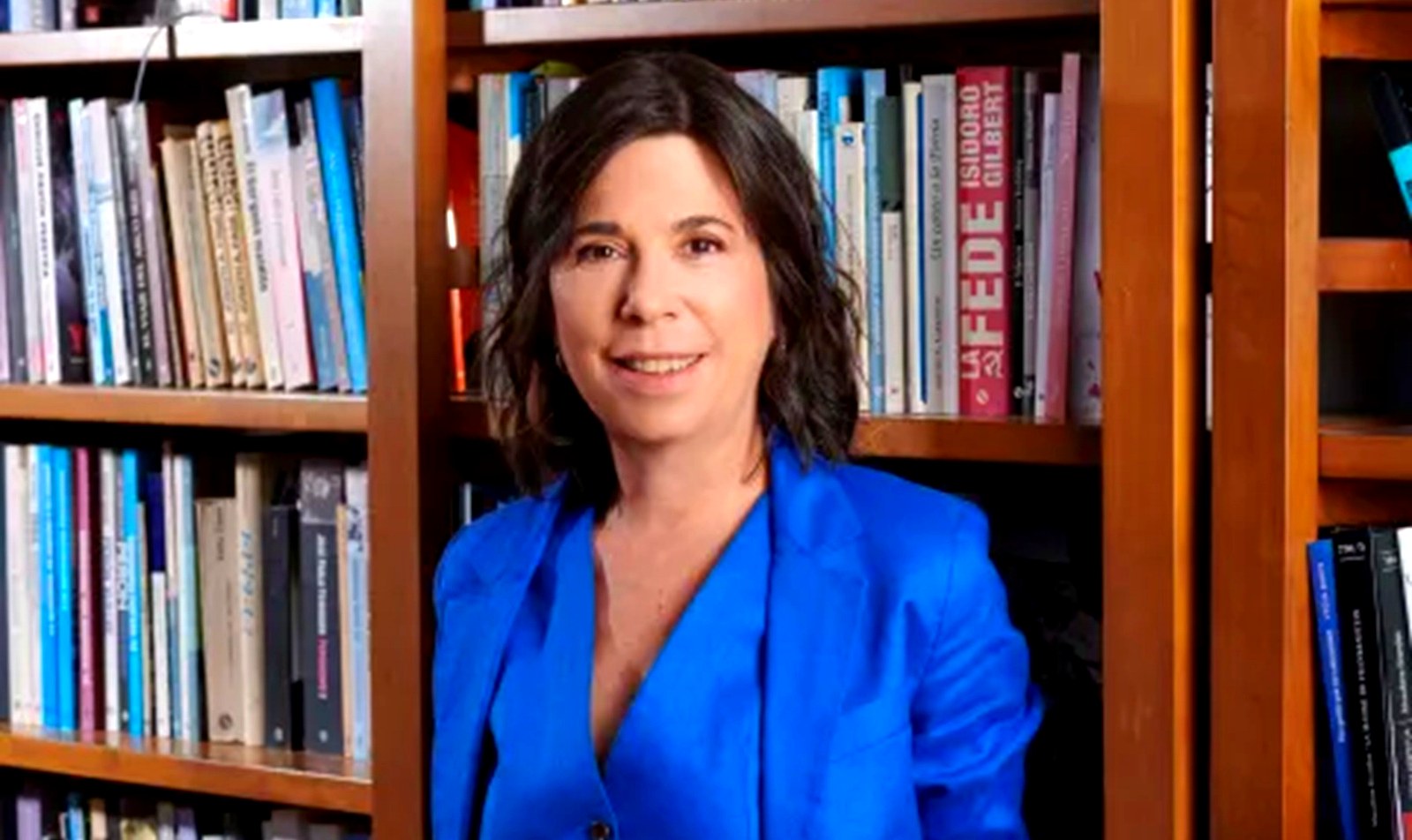María O'Donnell frente a una biblioteca
