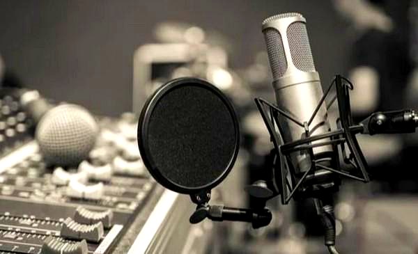 Oscar Bosetti: un estudio de radio con micrófono y consola