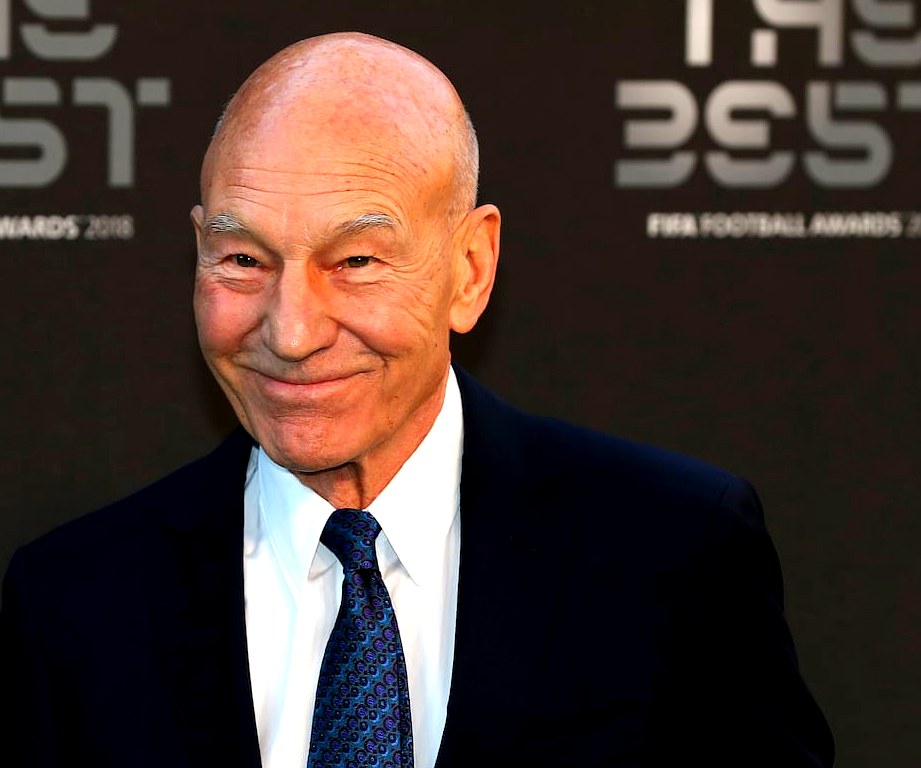 Patrick Stewart sonriente en una gala en Londres